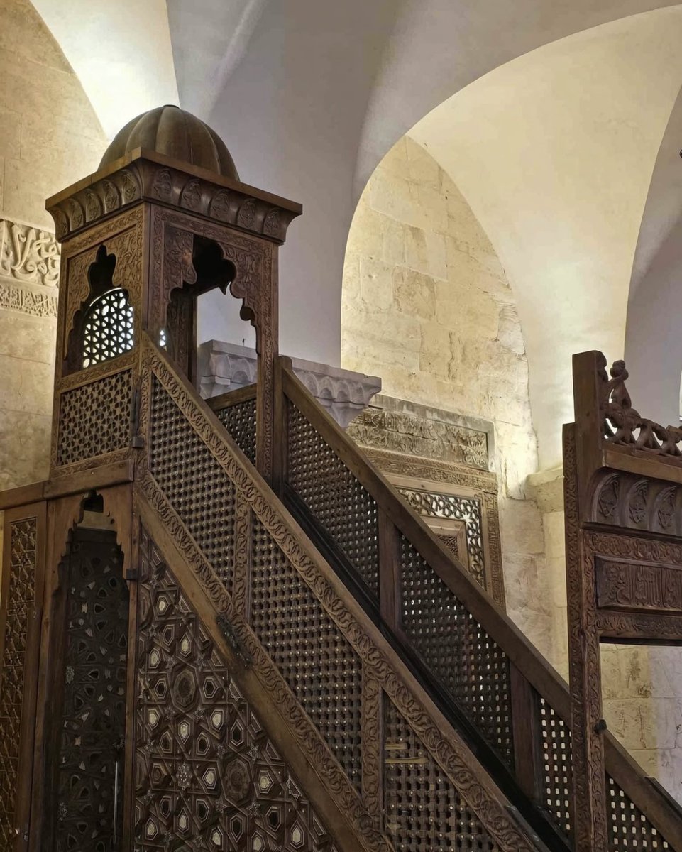Wolveri07681751's tweet photo. رحم الله حجي مارع
عندما قصف النظام المسجد الأموي في حلب و هدم مئذنته، قام الشهيد عبد القادر الصالح و رفاقه بنقل المنبر و قطع اثرية أخرى إلى ريف حلب الشمالي للحفاظ عليه و اليوم تم اعادتها إلى المسجد للإفتتاح 
يذكر أن اخ هذا المنبر موجود في القدس
وهو منبر صلاح الدين https://t.co/VVlR8jvC7t