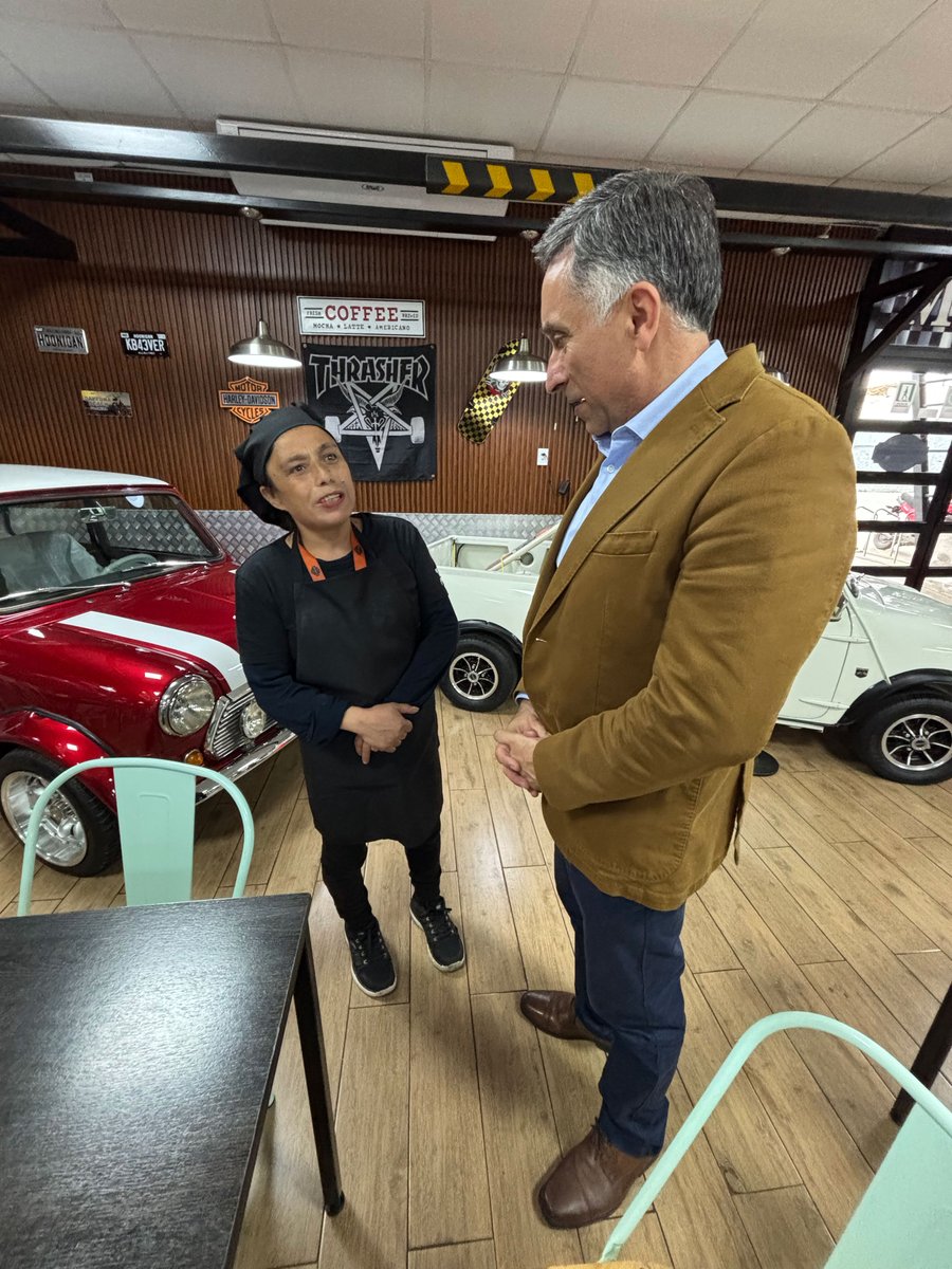 CristianVialM's tweet photo. PAUSA EN MOLINA 🌭

En Molina junto al equipo, hicimos una pausa en DinoCompletos para almorzar.

Gracias a todo el equipo de DinoCompletos por la conversación y por recibirnos con tanto cariño.

#Molina #Maule #EnTerreno #EmprendimientoLocal https://t.co/nQ32UqVBdx