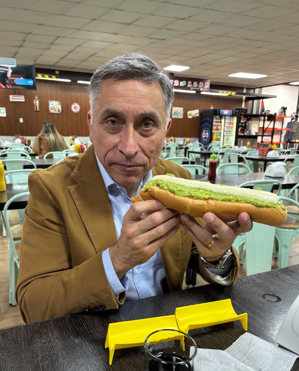 CristianVialM's tweet photo. PAUSA EN MOLINA 🌭

En Molina junto al equipo, hicimos una pausa en DinoCompletos para almorzar.

Gracias a todo el equipo de DinoCompletos por la conversación y por recibirnos con tanto cariño.

#Molina #Maule #EnTerreno #EmprendimientoLocal https://t.co/nQ32UqVBdx