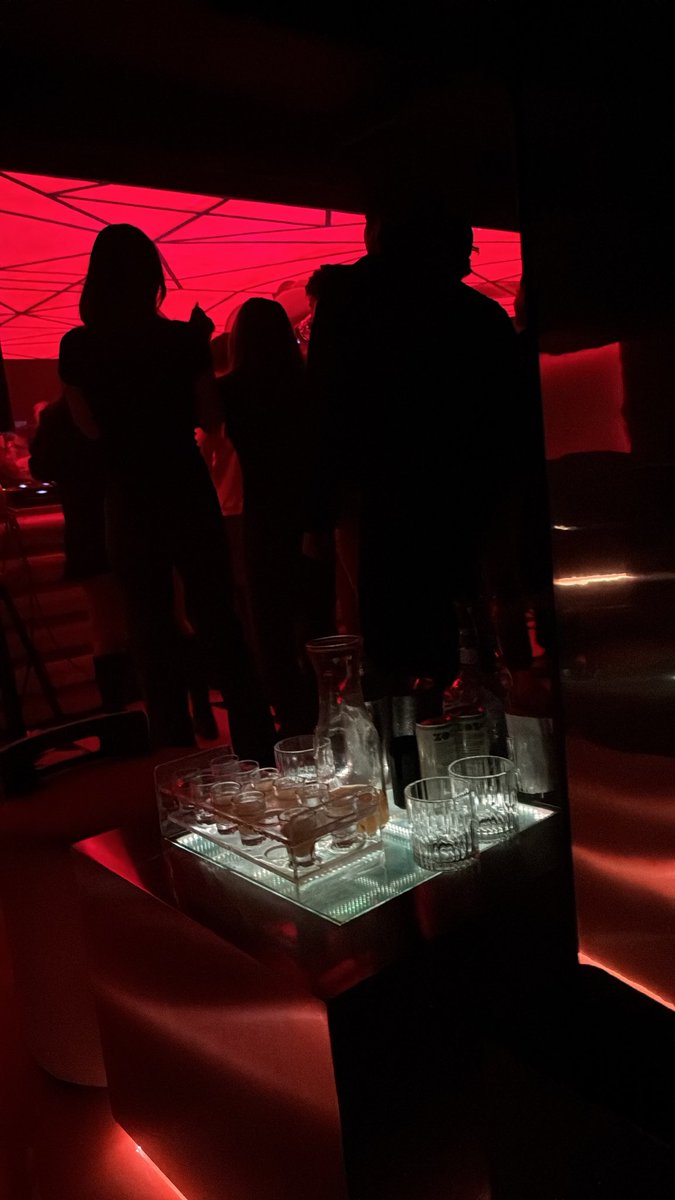 dealwithfreeman's tweet photo. Le cirque now https://t.co/A8fOQDbVvH