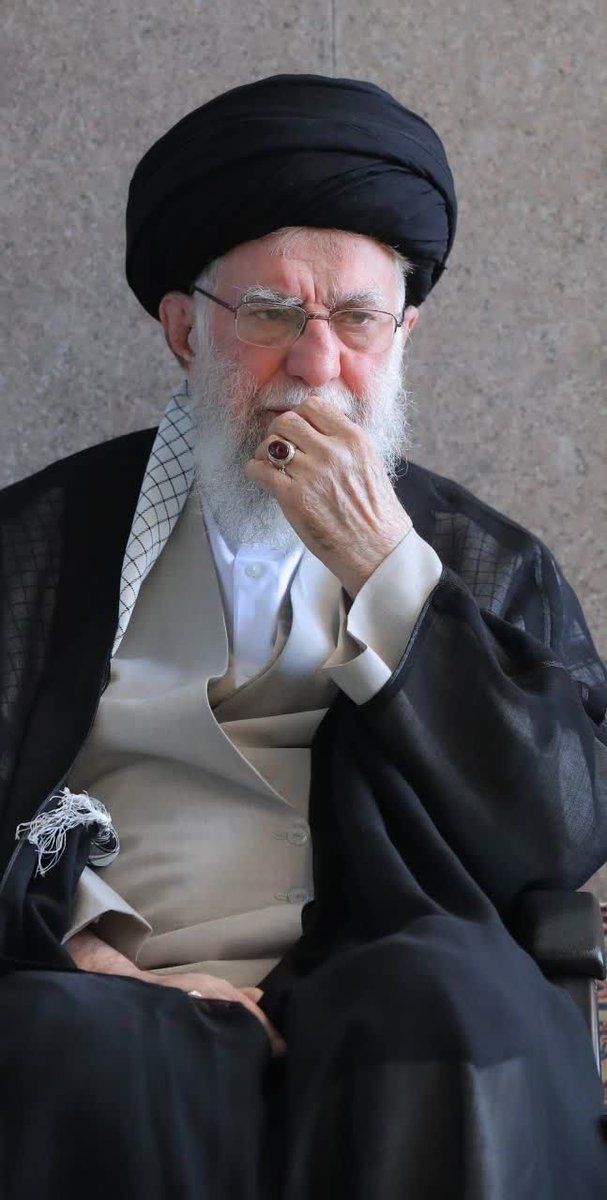Soltani9339192's tweet photo. 🖤أَشِدَّاءُ عَلَى الْكُفَّارِ رُحَمَاءُ بَيْنَهُمْ

#دلتنگی https://t.co/GdRVrw2yry