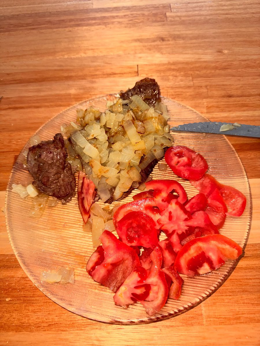 JuaniUpdatess's tweet photo. 💬| Juanicar via channels en WhatsApp 

“hice la cebolla caramelizada que hacia manu en la casa”

“pero no esta manu para decirme que esta rico😔😔😔” https://t.co/0OnJzwra2d