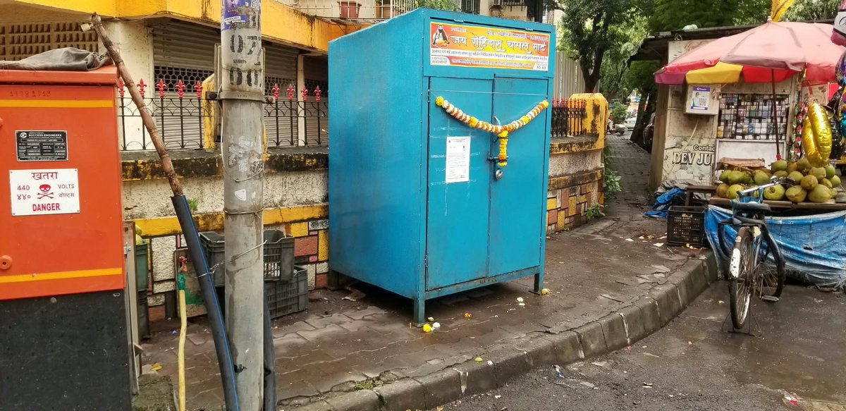 djfancy66's tweet photo. @mybmcWardKE @mybmc @AshwiniBhide @TawdeRitu This stall is permitted in Thanawala lane, in front of Chandanbala bldg. But instead it has been put up on the narrow footpath of M.G.Road,Vile Parle east. It blocks freeway for pedestrians...(1)
Cc.@SriJainMahajan @jainiklegalcell https://t.co/CYQpI3QUut
