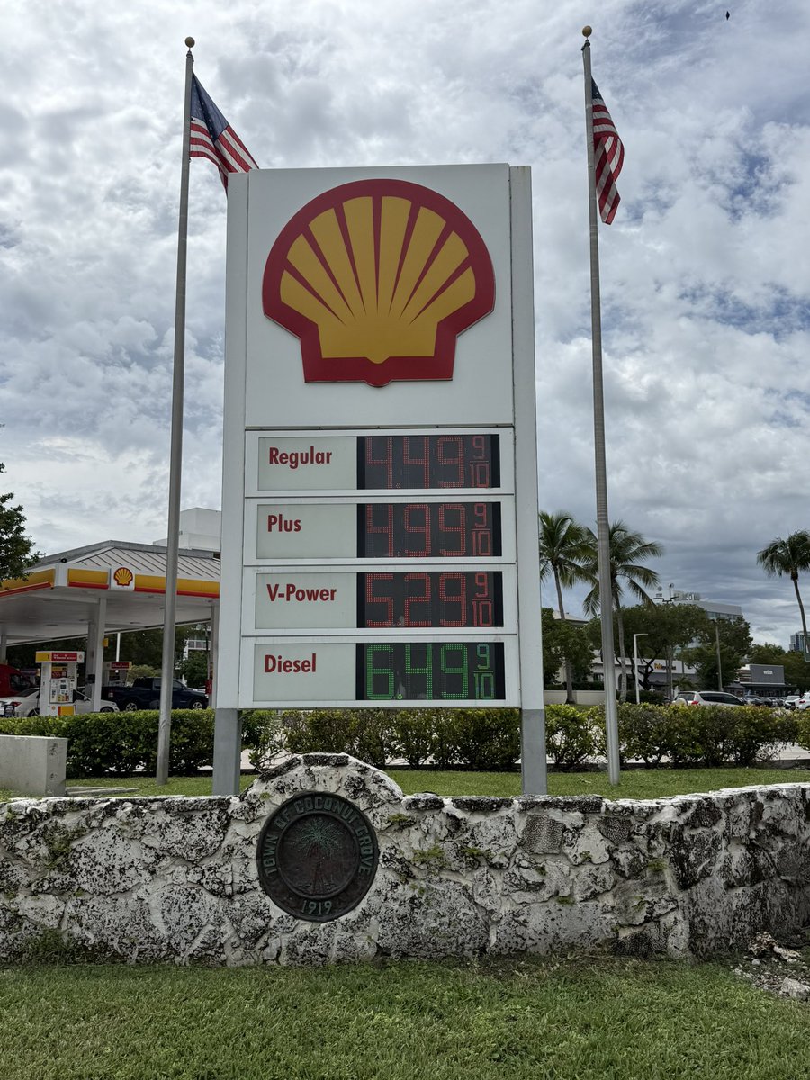 ramirogarciaf's tweet photo. Que va a pasar con el subsidio al diesel después del 29 de noviembre? Ya sé que muchos me dirán que el subsidio se eliminó el año pasado, lo cual es parcialmente cierto. El diesel ha tenido una subida tan fuerte en su precio internacional, que en USA o Europa se vende por sobre los 6 dólares. Esto significa que en el Ecuador se está conteniendo el precio a fuerza de un subsidio con recursos públicos, porque casi el 90% del diésel que se vende en el país es importado. 

Esta medida se debe a las elecciones próximas, no a que al presidente le interese mucho cómo va a impactar eso a la economía de los menos favorecidos. La pregunta es si ese subsidio, medida o cómo le queramos llamar se va a mantener luego de las elecciones o no? Estos son los precios en Miami de ayer