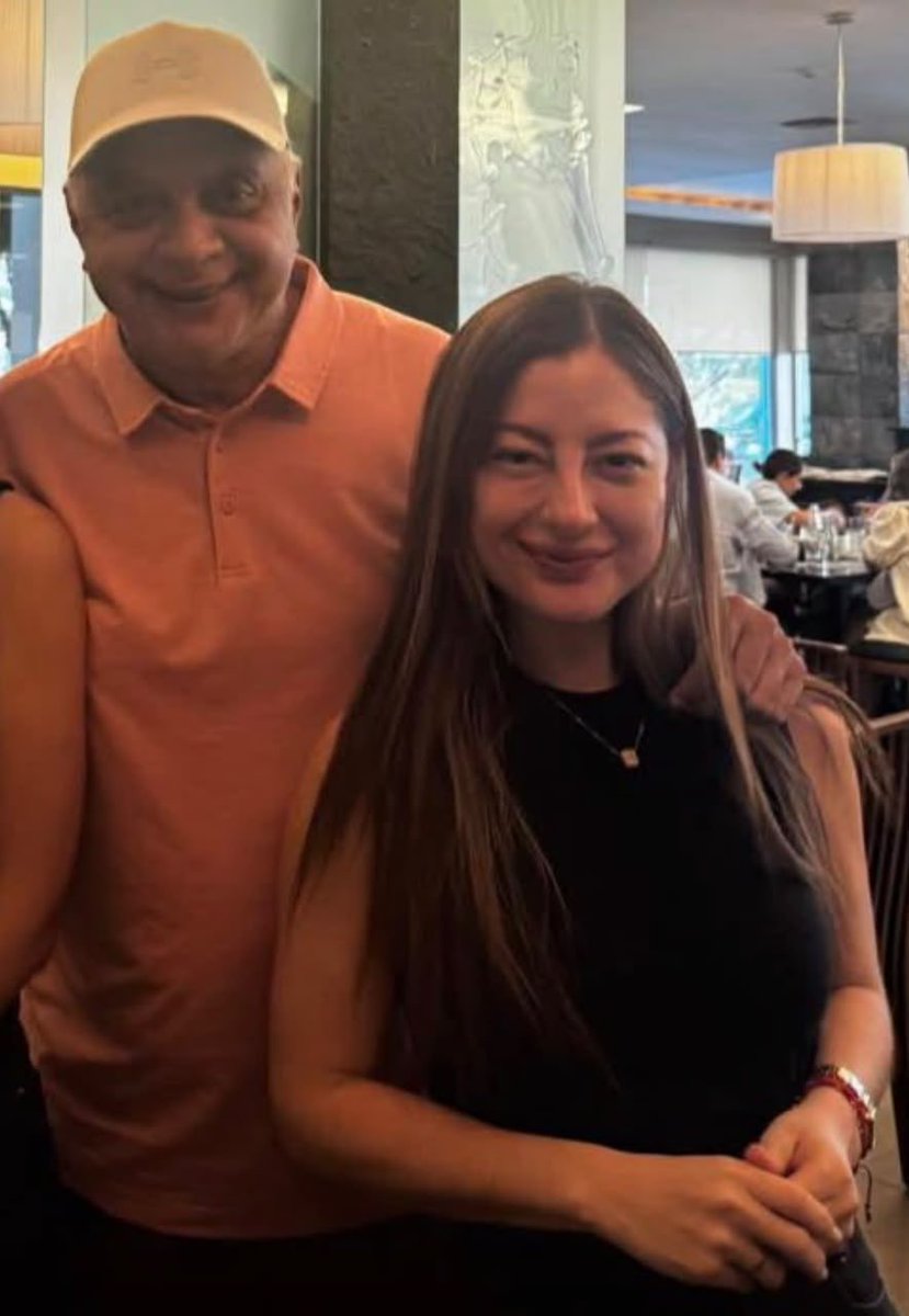 Danielsalcan_'s tweet photo. Adivinen a quienes más les bajaron el dedo junto a las Jaramillo porque la militancia de ADN ya no los soportan. La cosa es tan grave que hasta andan en los mítines rogando fotos con los candidatos. Desde que Fausto Jarrin perdió poder muchos se quedaron sin padrino eh. https://t.co/HCjuDswsJz