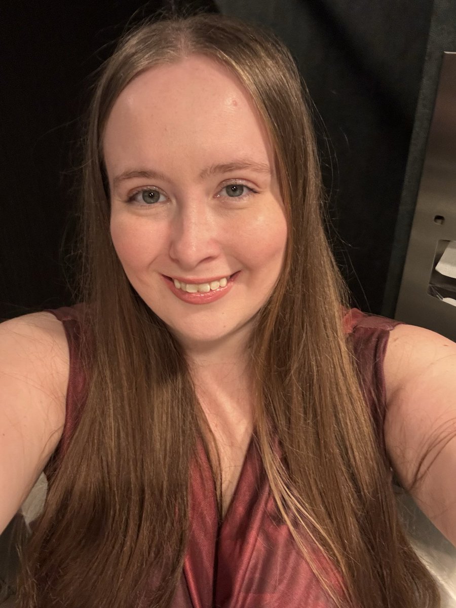 nicole07133's tweet photo. I know I posted a selfie in this outfit yesterday but I took better work selfies so gracing y'all with my face again https://t.co/bYZQKdlpJ5