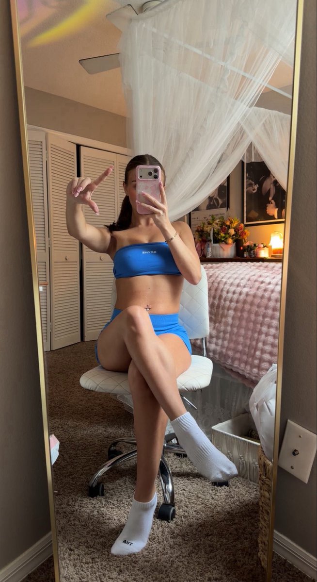 TheGoddesslili_'s tweet photo. do my white socks distract you ? https://t.co/W5D7jXxxdB