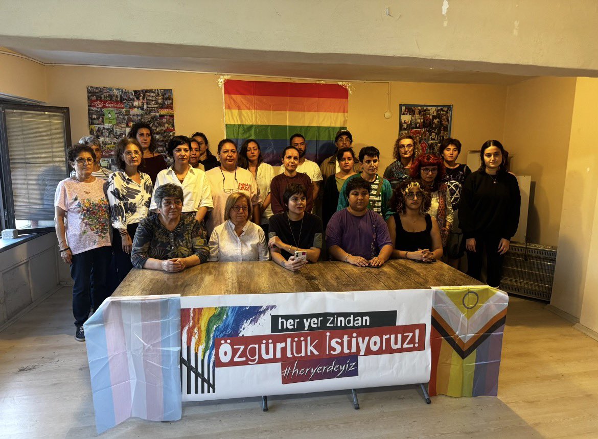 ihdizmir's tweet photo. “Ailem Güvende” adı altında yürütülen operasyonlar, LGBTİ+’ların örgütlenme ve ifade özgürlüğünü hedef alan baskı politikalarının parçasıdır. Hak ve özgürlükler, aileyi koruma söylemiyle sınırlandırılamaz; LGBTİ+’lara yönelik gözaltı ve tutuklamalara son verilmelidir.

İnsan Hakları Derneği İzmir Şubesi olarak bugün “Özgürlük İstiyoruz” kampanyası kapsamında çağrımızı yineledik: LGBTİ+ mahpuslar serbest bırakılsın, LGBTİ+’lara yönelik baskılar durdurulsun. #özgürlükistiyoruz
