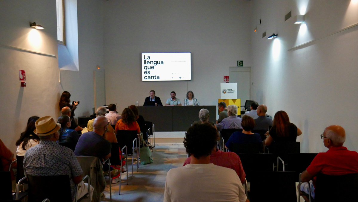 ocbcat's tweet photo. 🎶 Comença «La llengua que es canta. Música i normalització lingüística (1986-2026)»!

L’acte d’obertura ha comptat amb la participació d’Antoni Llabrés, president de l’@ocbcat; Llorenç Perelló, director general de @CulturaGOIB, i Carme Pinya, degana de la Facultat d’Educació de la @UIBuniversitat.

Durant tres dies, el cicle reunirà conferències, audicions comentades i taules rodones per reflexionar sobre el paper de la música en la transmissió de la llengua, l’educació i la cultura, coincidint amb els 40 anys de les polítiques de normalització lingüística i els 50 anys de Cucorba.
