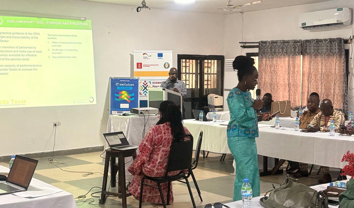 UN_SSR's tweet photo. At @_AfricanUnion’s request, #UNSSuRGeTeam supported a 3-day workshop in Bo 🇸🇱 for parliamentarians on the oversight of the defence, security and internal affairs sectors. #SecuritySectorReform @UNPeacebuilding

Thanks to our donors 🇩🇪🇮🇹🇳🇱🇳🇴who made this possible! https://t.co/Om1QqayNOL