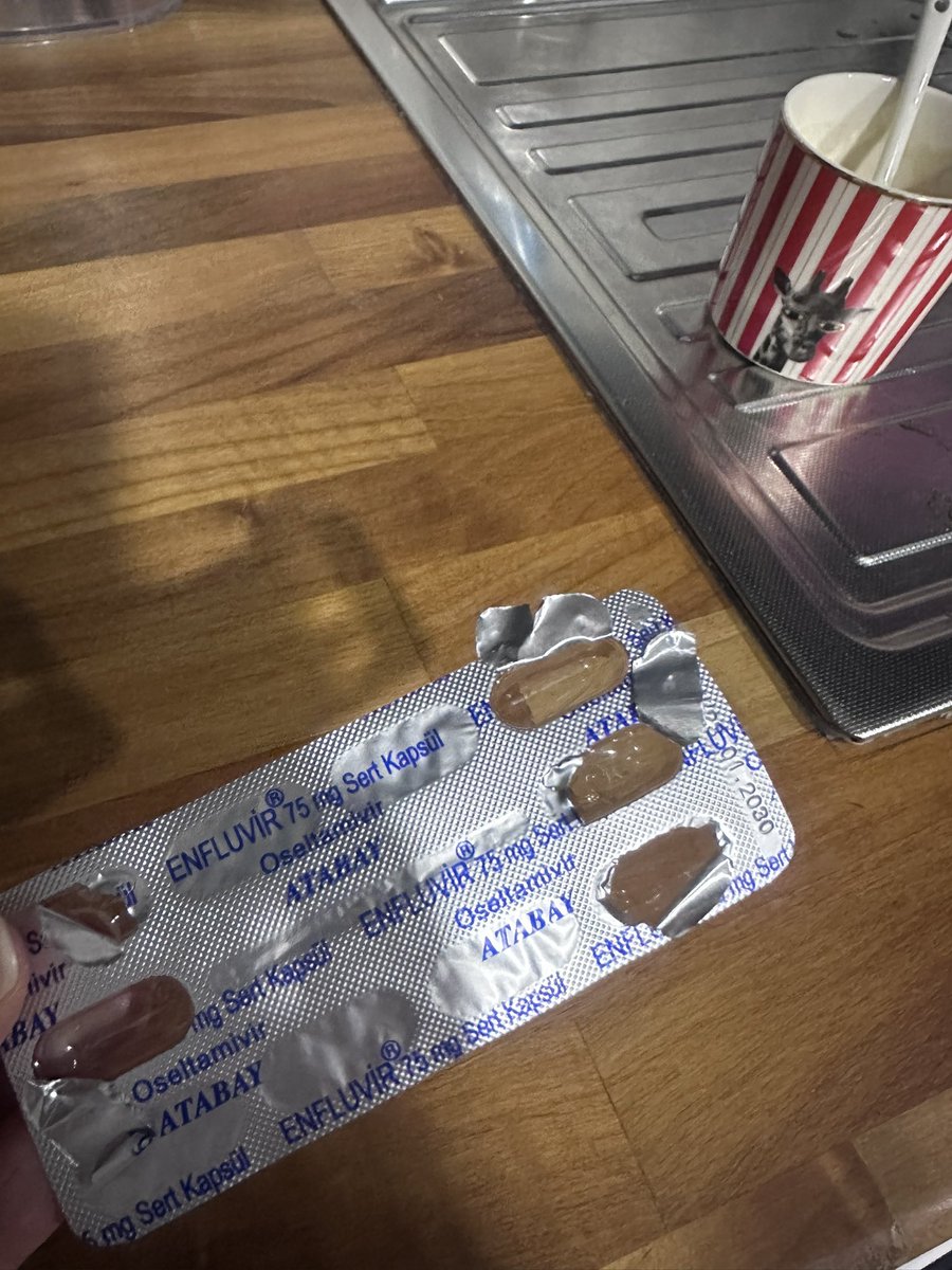 cemilebayraktr's tweet photo. Hekim değilim ancak şu ilacı hekimlerin uyarmadan vermesine şaşkınım, kontrollü kullanın, insanı ruhen duvara vuruyor… 

Enfluvir, influenza antiviral ilaç olarak geçiyor, ilaç şirketi vurgunu mudur nedir anlamadım… 

Parmağımı takip et diyen avukat, bunu uyarmadan veren hekimden daha hekimdir.
