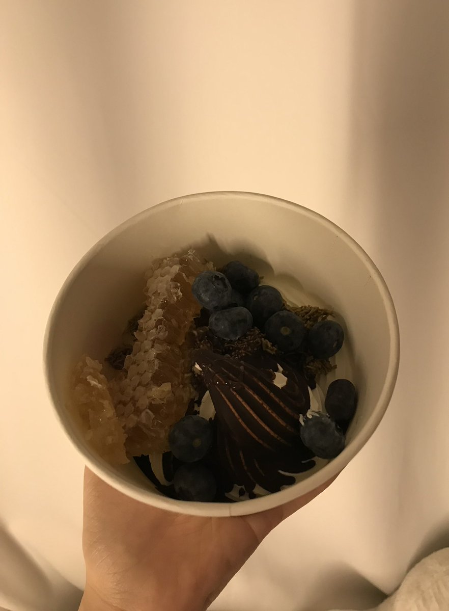 som_oaz's tweet photo. 야식 먹으면서 공포 웹툰 보는데 
무서워져서 방 밖으로 못 나가겠으면 어떠캄? https://t.co/hjcd2T2UGd