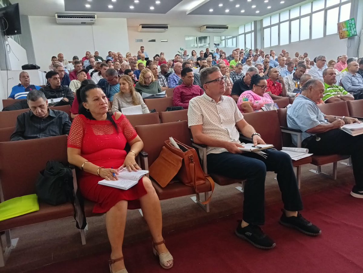 CncaAzcuba's tweet photo. Del 1ro. al 3 de octubre transcurrió el programa de capacitación a directores generales del @GAzcuba, para la implementación de las transformaciones económicas y sociales, y su concreción en el plan del  año 2027. #Azucareros #Cuba #CNCA https://t.co/aOs3g4EPIE