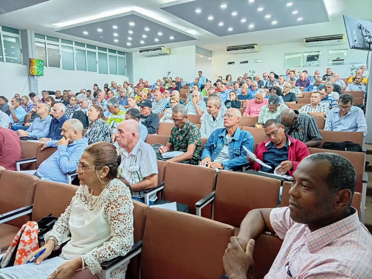CncaAzcuba's tweet photo. Del 1ro. al 3 de octubre transcurrió el programa de capacitación a directores generales del @GAzcuba, para la implementación de las transformaciones económicas y sociales, y su concreción en el plan del  año 2027. #Azucareros #Cuba #CNCA https://t.co/aOs3g4EPIE