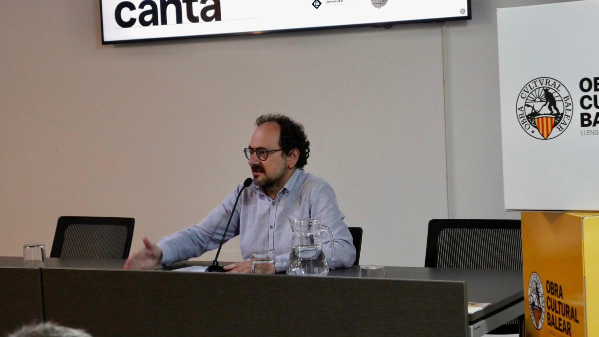 ocbcat's tweet photo. 🎤 La primera jornada ha continuat amb la conferència de Jaume Ayats, etnomusicòleg i professor de la UAB, «Les cançons que ens fan poble. Repertoris compartits i memòria musical als Països Catalans», presentada per Francesc Vicens.

🎵 Les jornades continuen demà i dissabte. Encara sou a temps d'assistir-hi i compartir un espai de reflexió sobre la música, la llengua i la cultura. Us hi esperam!

Un cicle organitzat per l'@ocbcat i la @UIBuniversitat, amb el suport de l'@IEBalearics, la @gencat i l’ADMIB.

📅 8, 9 i 10 d’octubre
📍 Ca n’Oleo, Palma
Sense inscripció prèvia
