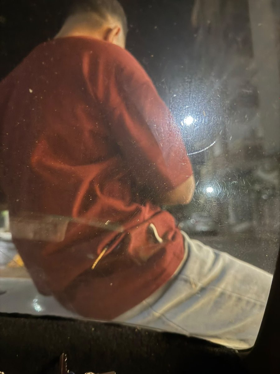 Eslam08292776's tweet photo. مكنش في مكان ف العربيه  وانا اول واحد هنزل ف صحابي قرروا يضحو بيا ويركبوني ع الكبوت 😂💔 https://t.co/ROzYXUrOE9