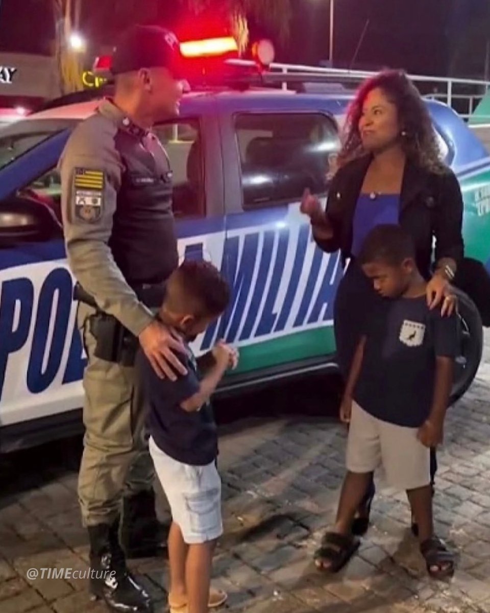 timeculture's tweet photo. Eu tô rindo disso até agora. O menino de 5 anos chamou a polícia porque o tio empurrou ele. O detalhe é que o tio tinha 7 anos. No fim, abraço e paz. https://t.co/e4AizwmwTa