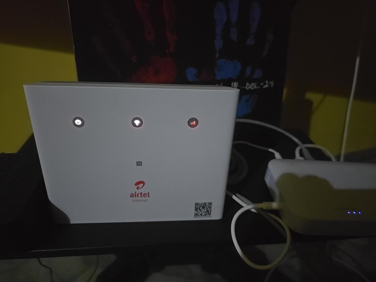 kbitss's tweet photo. @MTN180 Sebi this fools are still sending notice @AirtelNigeria router has been down for two days... no simple.message and @fccpcnigeria and @NgComCommission dey watch them.withb no sanctions https://t.co/0eWsJe2wiP