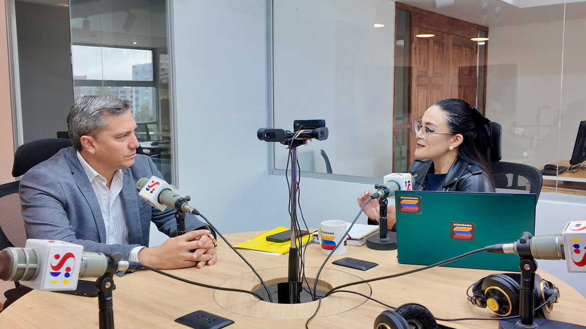 MIT_Ecuador's tweet photo. #MITEnMedios | Eduardo Falquez, viceministro de Inversiones Público-Privadas y Delegaciones, destacó en @SonoramaEc los avances del Gobierno Nacional en la estructuración de Asociaciones Público-Privadas (APP), para atraer inversión, modernizar infraestructura, generar empleo y fortalecer la competitividad.
🚢 Terminal Granelero Multipropósito de Guayaquil: se trabaja en su nueva delegación bajo el modelo APP, con concurso público proyectado para 2027. Es clave para la soberanía alimentaria y las cadenas productivas.
⚓ Sistema Logístico y de Abastecimiento de Galápagos: busca un abastecimiento más eficiente, seguro y sostenible para las islas.
🛟 Puerto Comercial de Esmeraldas: con una inversión referencial de USD 191 millones, se recuperará el calado, ampliará la capacidad de muelles y almacenamiento y garantizará su operación y mantenimiento.
🤝 Estos proyectos cuentan con cooperación técnica del BID y CAF para estructurar iniciativas viables, atractivas para la inversión y con una adecuada distribución de riesgos.
✅ Falquez explicó que las APP requieren análisis, planificación y proyecciones financieras realistas. Estos procesos pueden tomar hasta 24 meses y buscan generar más infraestructura, inversión, empleo y mejores servicios para los ecuatorianos.