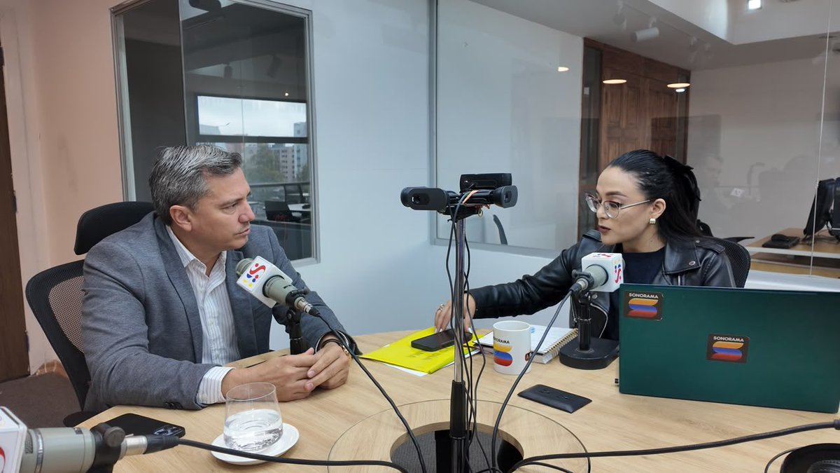 MIT_Ecuador's tweet photo. #MITEnMedios | Eduardo Falquez, viceministro de Inversiones Público-Privadas y Delegaciones, destacó en @SonoramaEc los avances del Gobierno Nacional en la estructuración de Asociaciones Público-Privadas (APP), para atraer inversión, modernizar infraestructura, generar empleo y fortalecer la competitividad.
🚢 Terminal Granelero Multipropósito de Guayaquil: se trabaja en su nueva delegación bajo el modelo APP, con concurso público proyectado para 2027. Es clave para la soberanía alimentaria y las cadenas productivas.
⚓ Sistema Logístico y de Abastecimiento de Galápagos: busca un abastecimiento más eficiente, seguro y sostenible para las islas.
🛟 Puerto Comercial de Esmeraldas: con una inversión referencial de USD 191 millones, se recuperará el calado, ampliará la capacidad de muelles y almacenamiento y garantizará su operación y mantenimiento.
🤝 Estos proyectos cuentan con cooperación técnica del BID y CAF para estructurar iniciativas viables, atractivas para la inversión y con una adecuada distribución de riesgos.
✅ Falquez explicó que las APP requieren análisis, planificación y proyecciones financieras realistas. Estos procesos pueden tomar hasta 24 meses y buscan generar más infraestructura, inversión, empleo y mejores servicios para los ecuatorianos.