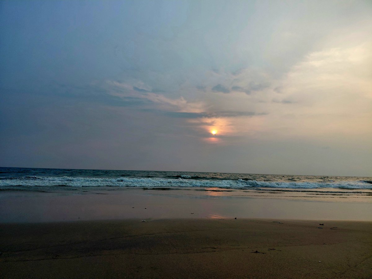 Bineeshvp5's tweet photo. പ്രണയമേ... എന്നിൽ നിന്നകന്ന് പോവുക... എന്റെ ഹൃദയത്തിൽ നിനക്കിടമില്ല. വേനലിൽ വെന്തുരുകിപ്പോയ മരുഭൂമി മാത്രമാണിന്നിവിടം. ഇനിയൊരു വസന്ത ഋതുവും എന്നിലേക്കെത്തുകയില്ല.ഇനിയീ ചില്ലയിൽ ഒരു കിളിയും കൂടൊരുക്കാൻ വരില്ല, ഇലകളെല്ലാം പൊഴിഞ്ഞ ഈ വൃക്ഷത്തിൻ ചുവടെ ഒരു പഥികനും തണൽ തേടി വരികയുമില്ല. https://t.co/t9zYU1N0FA