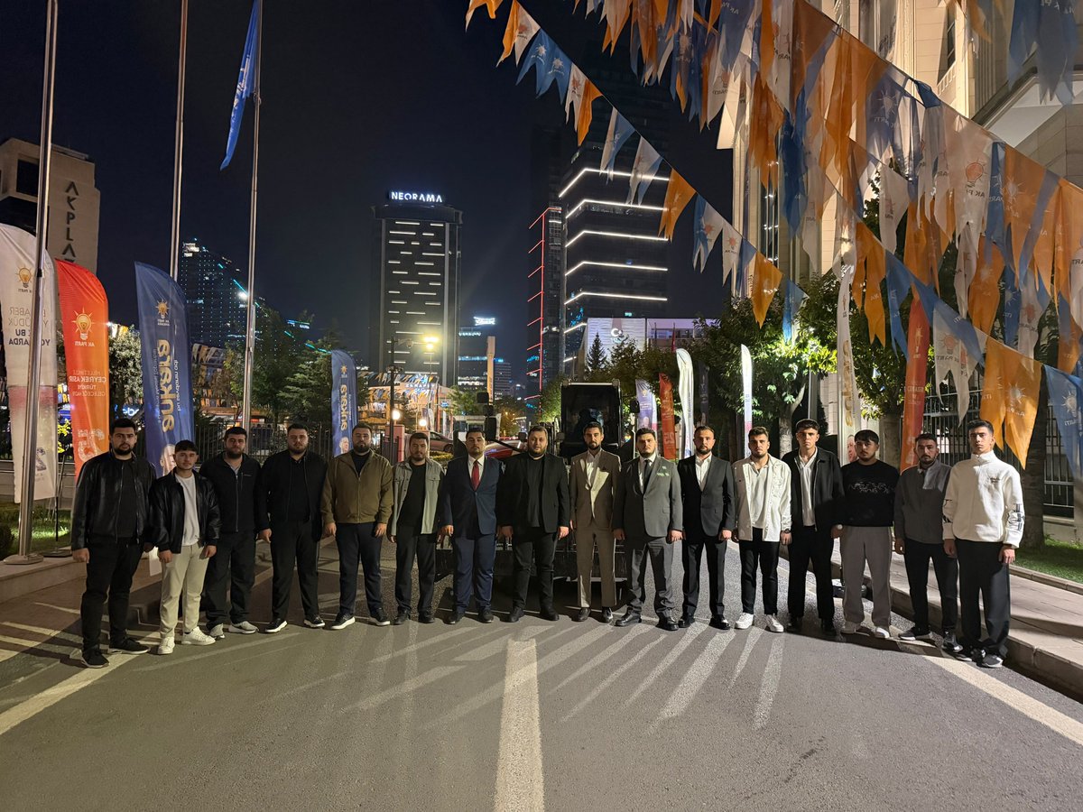 fethi_duygulu06's tweet photo. İl Danışma Meclisimiz öncesinde teşkilatımızla birlikte bayraklama çalışmamızı gerçekleştiriyoruz. 🇹🇷

Bu kutlu davanın yükünü omuzlayan genç kardeşlerimizle, gecenin ilerleyen saatlerine kadar sahadayız.

Her çalışmamızda aynı heyecan, her adımımızda aynı kararlılık…

AK Gençlik Ankara olarak İl Danışma Meclisi Toplantımıza hazırız.

Durmadan, yorulmadan, ilk günkü aşkla çalışmaya devam. 🇹🇷
