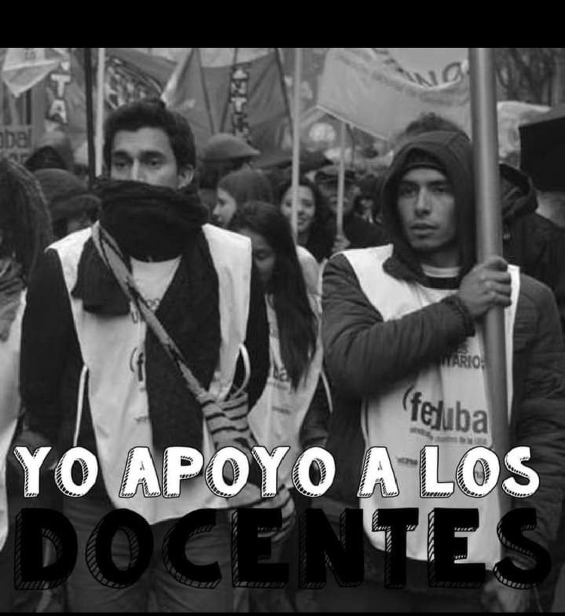 DiegoMac227's tweet photo. Quisiera que alguien me explique qué hace el Director de Colectividades del Gobierno de la Ciudad reunido con dos colombianos que sistemáticamente operan contra el Gobierno nacional y a quienes he señalado por su participación en distintos episodios de sabotaje dentro y fuera de la Facultad de Medicina, además de su vinculación con la organización de varias movilizaciones que terminaron en hechos de violencia y daños materiales.

O acaso este funcionario del Gobierno de la Ciudad no esta enterado con quien se reúne? Si es asi, deja mucho que desear, porque el día de mañana se sienta con un terrorista y ni enterado esta.