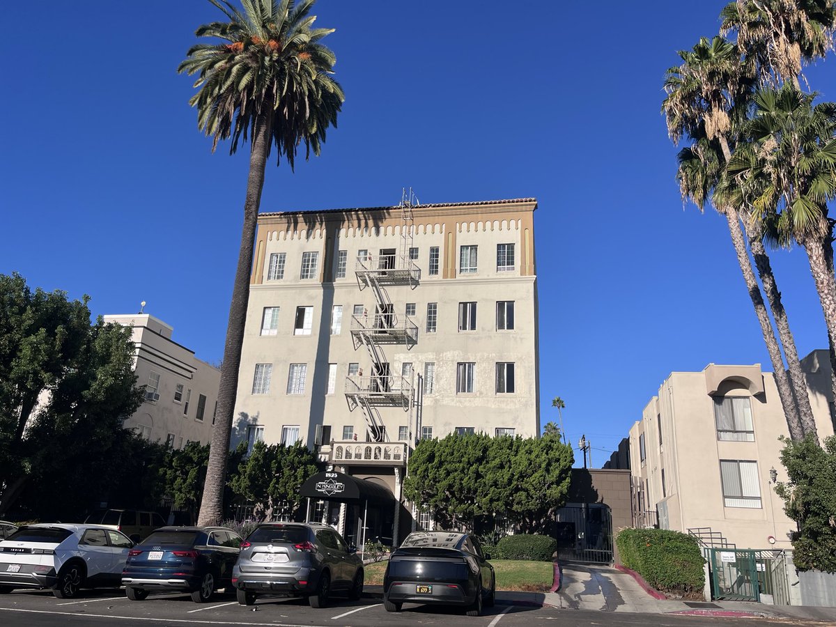PeterAPeel's tweet photo. Walked by Walter Neff’s apartment in DOUBLE INDEMNITY this morning. https://t.co/TI03TZGIEy