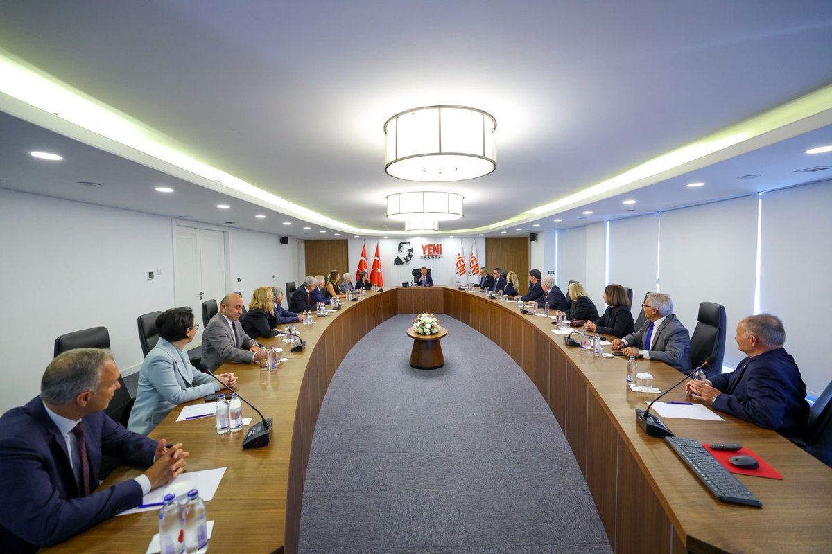 yenipartiyiz's tweet photo. Genel Başkanımız Özgür Özel, Genel Merkezimizde Sosyal Demokrasi Derneği Genel Başkanı Bekir Sami Doğan ve beraberindeki heyet ile bir araya geldi. YENİ Parti ve Sosyal Demokrasi Derneği arasında iş birliği protokolü imzalandı. https://t.co/KuzbcqPJUH