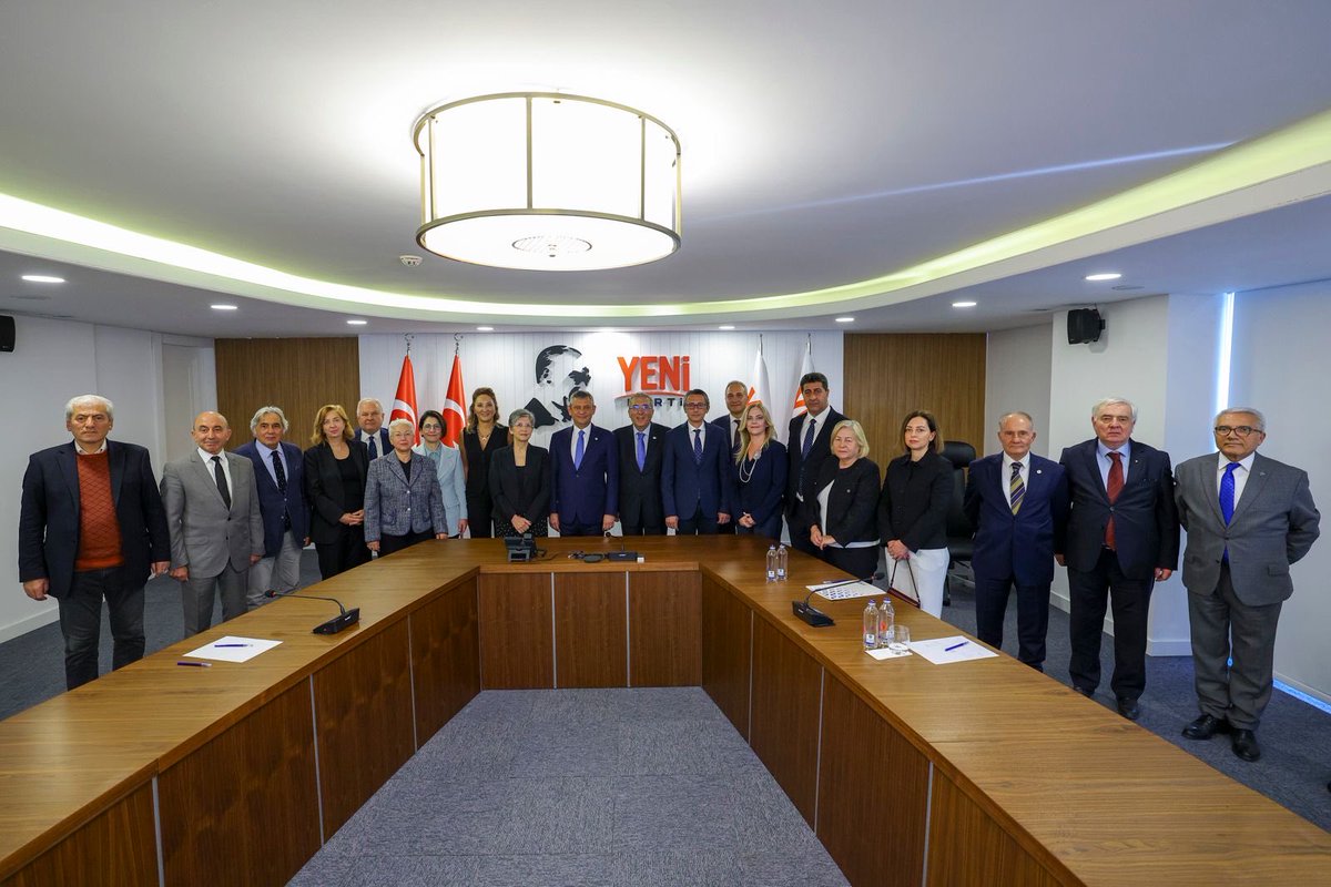 yenipartiyiz's tweet photo. Genel Başkanımız Özgür Özel, Genel Merkezimizde Sosyal Demokrasi Derneği Genel Başkanı Bekir Sami Doğan ve beraberindeki heyet ile bir araya geldi. YENİ Parti ve Sosyal Demokrasi Derneği arasında iş birliği protokolü imzalandı. https://t.co/KuzbcqPJUH