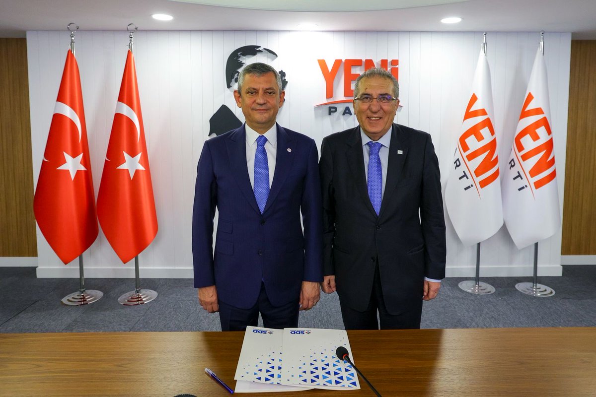 yenipartiyiz's tweet photo. Genel Başkanımız Özgür Özel, Genel Merkezimizde Sosyal Demokrasi Derneği Genel Başkanı Bekir Sami Doğan ve beraberindeki heyet ile bir araya geldi. YENİ Parti ve Sosyal Demokrasi Derneği arasında iş birliği protokolü imzalandı. https://t.co/KuzbcqPJUH