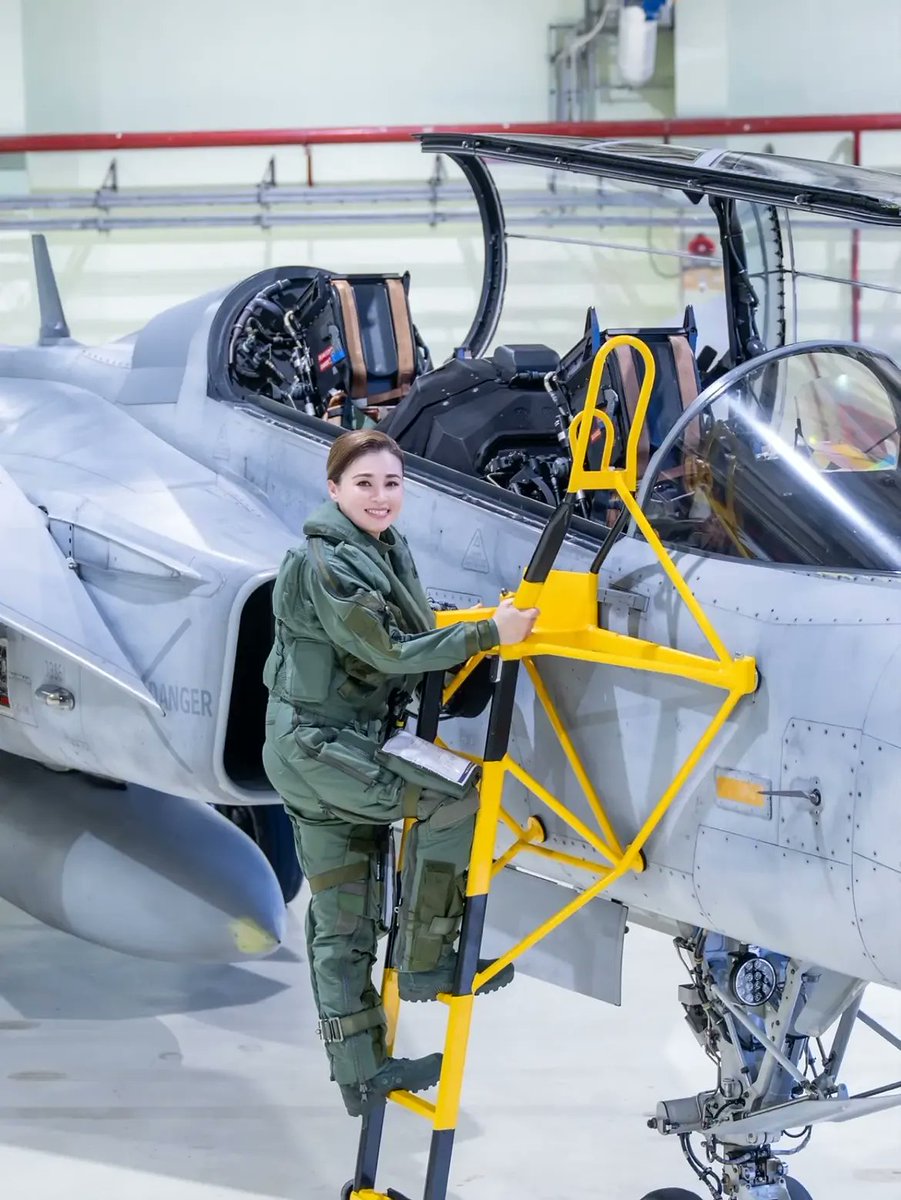 kaan_fox3's tweet photo. Tayland Kraliçesi, Jas-39 Gripen ile uçuş yapmış. https://t.co/NjWGld7Mf6