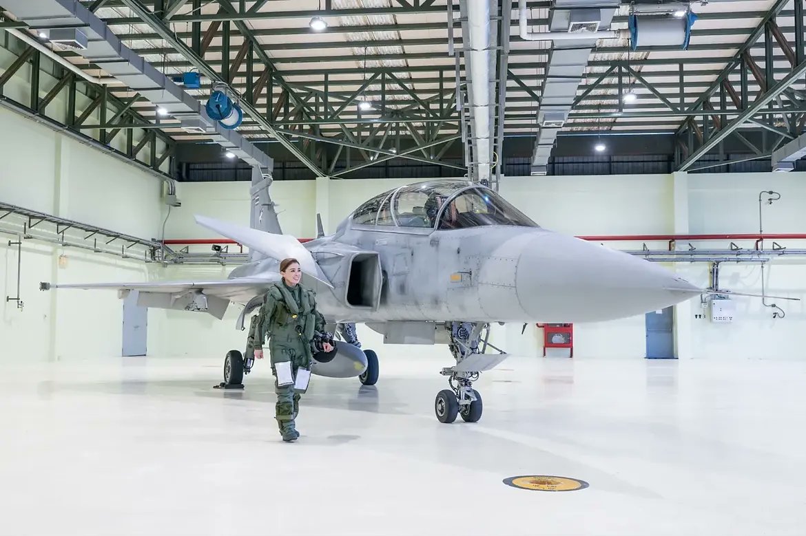 kaan_fox3's tweet photo. Tayland Kraliçesi, Jas-39 Gripen ile uçuş yapmış. https://t.co/NjWGld7Mf6