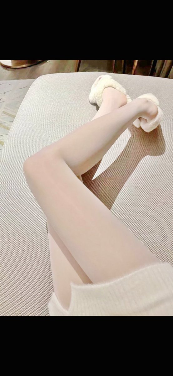 x8g_4's tweet photo. 贱狗狗 滚过来对着妈妈脚撸吧 让妈妈看看你臭几把硬不硬。。 https://t.co/sLuEdL382J