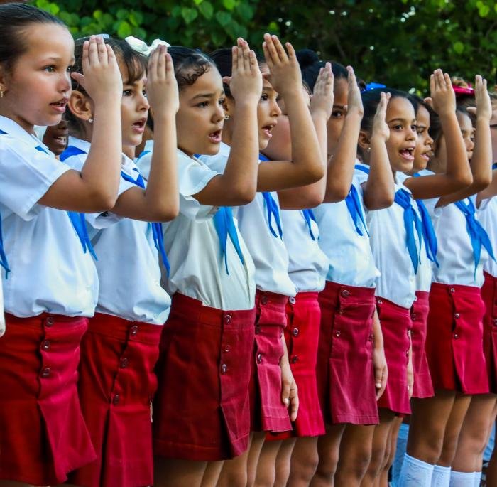 Granma_Digital's tweet photo. 👧💙Tú también tuviste una pañoleta azul.

📌Cada 8 de octubre, niñas y niños cubanos se inician como pioneros en un acto que rinde tributo al Guerrillero Heroico, Ernesto Guevara de la Serna.

Leer más aquí:
https://t.co/l2o0WUanbF https://t.co/jdsmk2tfWO