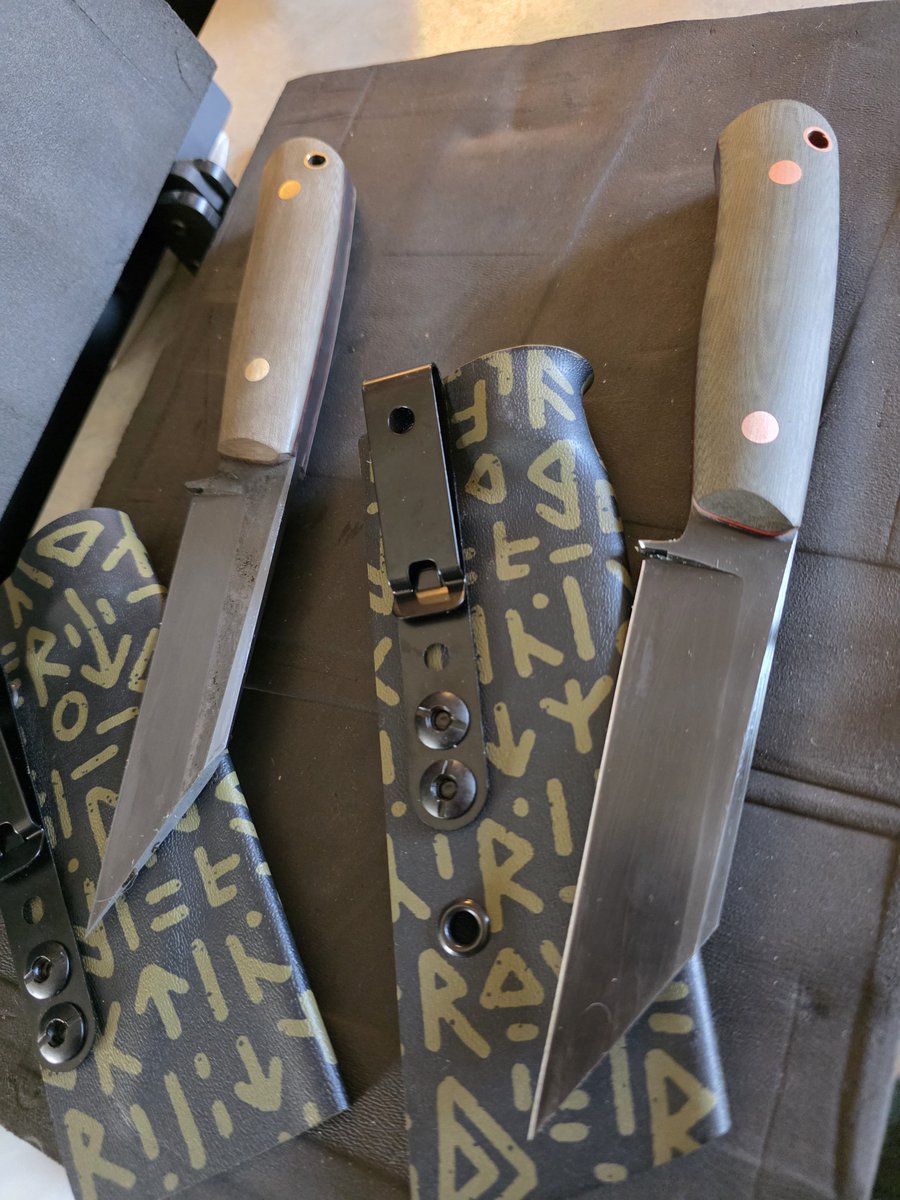 Blackpinetoolco's tweet photo. Got these two wrapped and heading out today!

These two are fraternal twins, od green scales with different liners and different hardware. One got copper and the other is brass! https://t.co/CNDIU85b0r