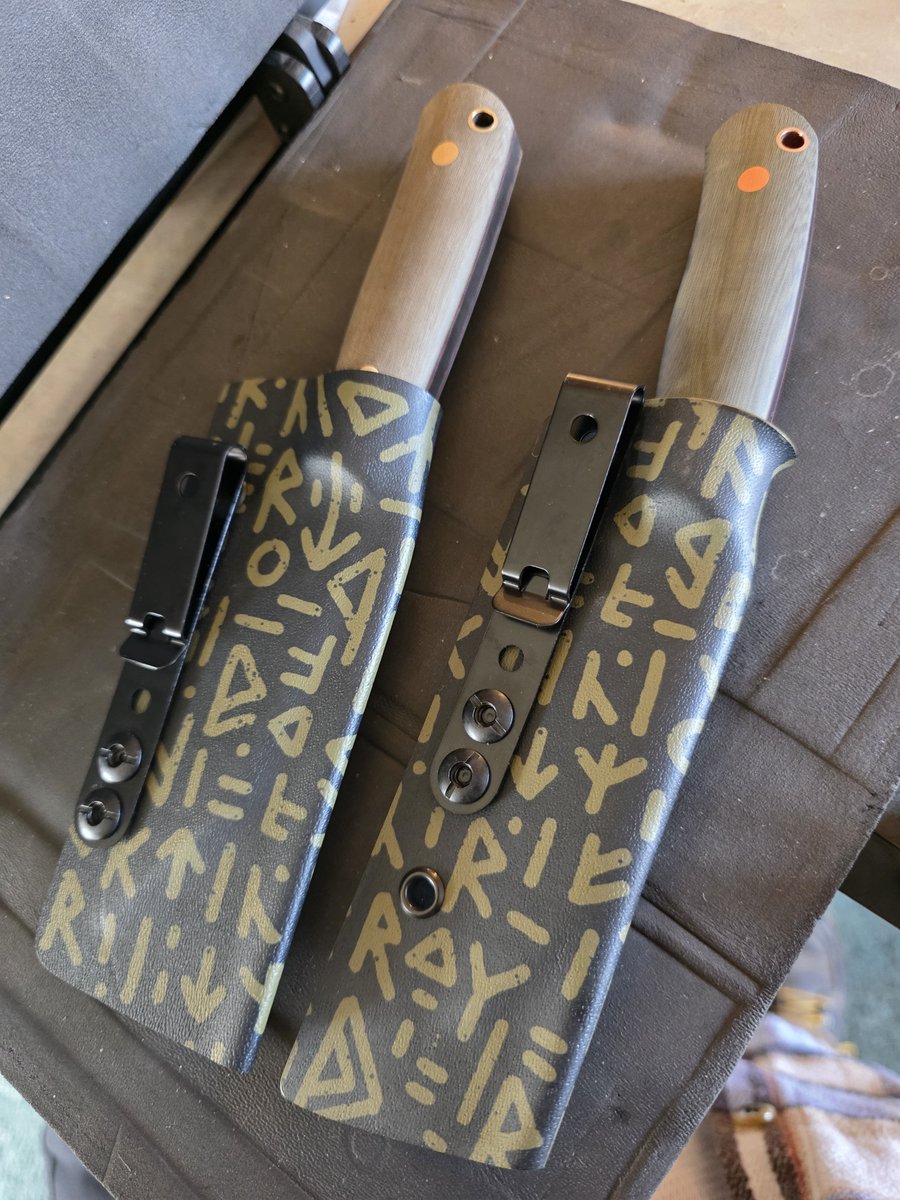 Blackpinetoolco's tweet photo. Got these two wrapped and heading out today!

These two are fraternal twins, od green scales with different liners and different hardware. One got copper and the other is brass! https://t.co/CNDIU85b0r