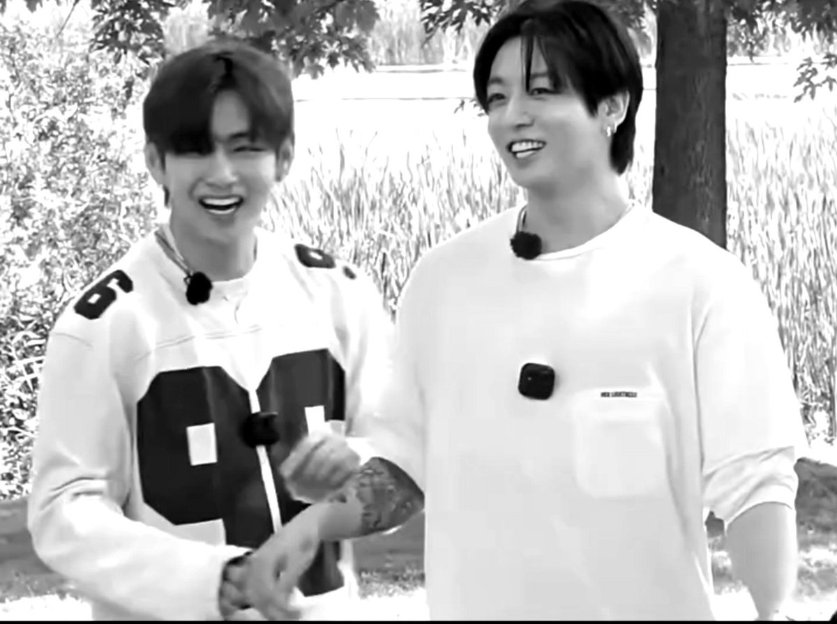 TaeJKForever's tweet photo. As much as I enjoy seeing them together, i still can't wrap my brain around RUN. Their positions and interractions are pre-assigned, the action is chopped in peaces, and the content is not necessarily for 30-year-olds. They laugh and looks happy, but in their true spare time+ https://t.co/EQjZIMlx2v