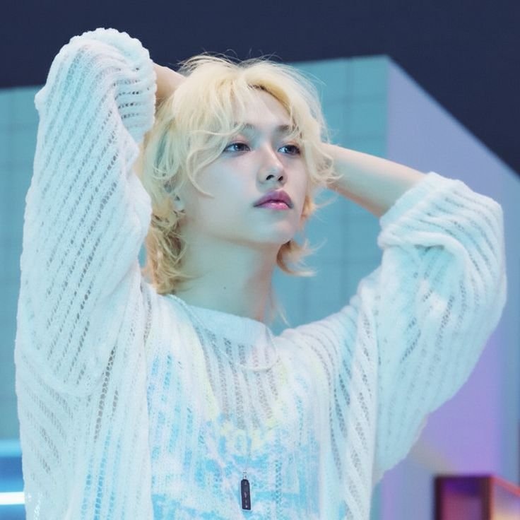 Soulxur's tweet photo. #Hyunlix | Last Kiss 
a few tweets au

onde Hyunjin, um dos maiores solistas da indústria, vive um relacionamento secreto com Felix há quase dois anos

ou+ https://t.co/VHUJynD1jE