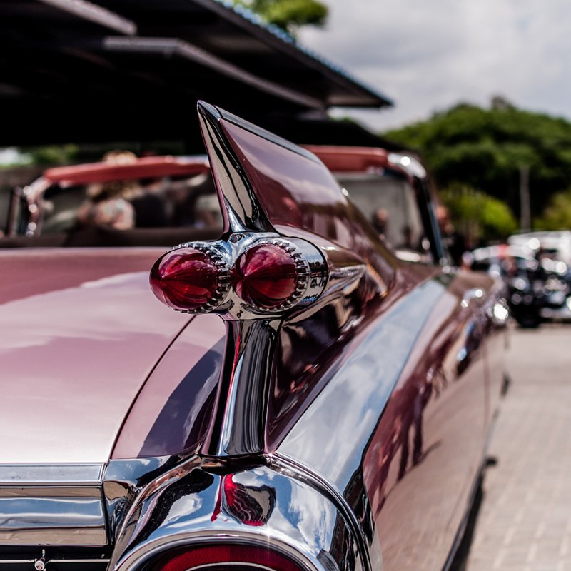 Q_Nancy's tweet photo. At the time, the owner was a white-haired gentleman in his 70s, wearing a pair of Ray-Ban sunglasses and relaxing in the pink leather seat while drinking an ice-cold Coke
I walked over and asked him “Hey, buddy, what does it feel like to drive this beast on the road?” https://t.co/9jvEChCTlb