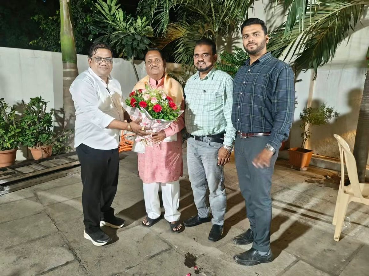 KatkurAdv's tweet photo. हमारे प्रिय स्नेही, श्री बालभारती हाई स्कूल ( सोलापूर) के संस्थापक अध्यक्ष श्री शब्बीर भाई शेख के जन्मदिन के शुभ अवसर पर उनका सत्कार एवं अभिनंदन किया गया। इस अवसर पर श्री राजू भाई चौधरी और श्री मतीन गडवाल मुख्य रूप से उपस्थित रहे और उन्हें जन्मदिन की हार्दिक शुभकामनाएं दीं। 💐🎂 https://t.co/4h0IMNzV9F