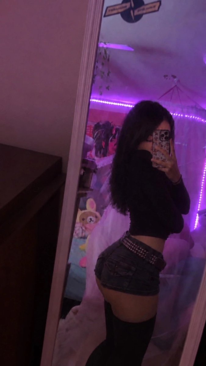 iiAang4l's tweet photo. Playing Overwatch rn running on no sleep <3 #latina #promotwt https://t.co/2PnEo8X2Ku