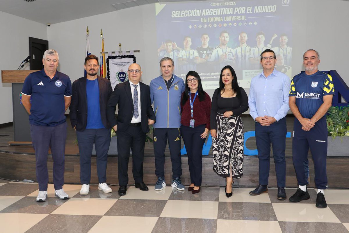 afa_inter's tweet photo. Continuamos llevando el fútbol argentino al mundo 🇦🇷🌎

Durante nuestra visita a Panamá, Gustavo Grossi, Director de AFA Internacional, encabezó dos conferencias de "Selección Argentina por el mundo: un idioma universal”, donde compartió la experiencia, la metodología y la visión del fútbol argentino.

📍 Universidad UMECIT · Ciudad de Panamá
📍 Hotel Gran David · Santiago de Veraguas

Dos encuentros de intercambio y aprendizaje para acercar el modelo de la Selección Argentina a nuevos públicos y profesionales del fútbol.

Una forma de entender, vivir y enseñar el fútbol.