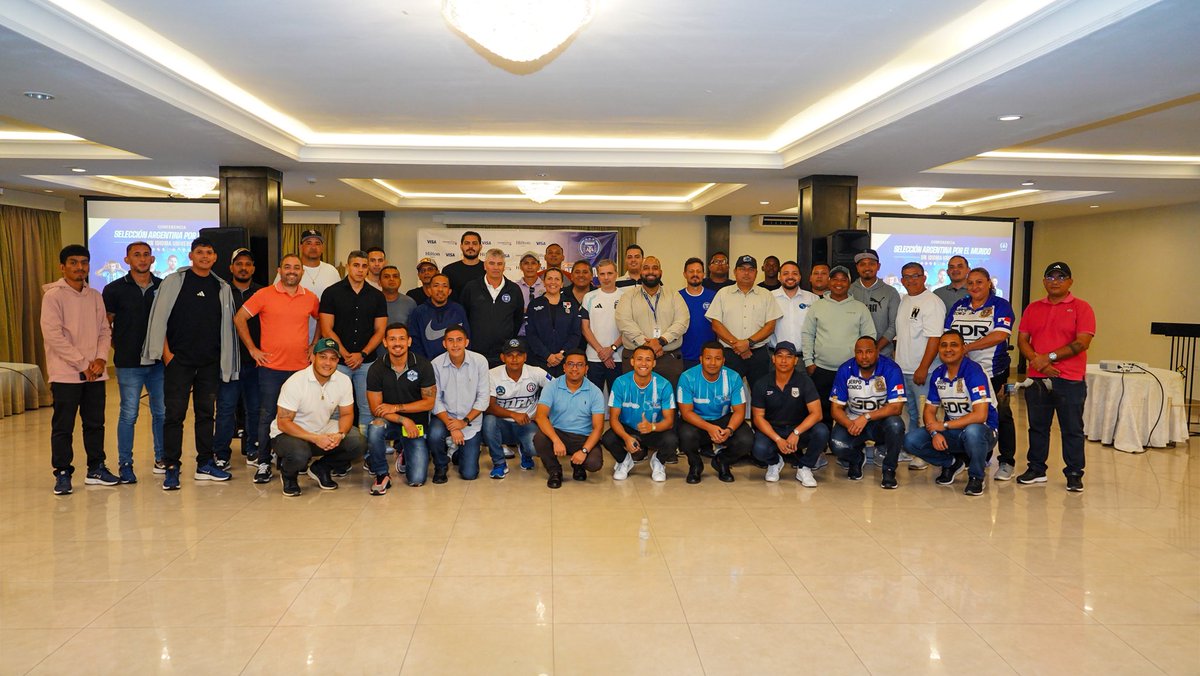 afa_inter's tweet photo. Continuamos llevando el fútbol argentino al mundo 🇦🇷🌎

Durante nuestra visita a Panamá, Gustavo Grossi, Director de AFA Internacional, encabezó dos conferencias de "Selección Argentina por el mundo: un idioma universal”, donde compartió la experiencia, la metodología y la visión del fútbol argentino.

📍 Universidad UMECIT · Ciudad de Panamá
📍 Hotel Gran David · Santiago de Veraguas

Dos encuentros de intercambio y aprendizaje para acercar el modelo de la Selección Argentina a nuevos públicos y profesionales del fútbol.

Una forma de entender, vivir y enseñar el fútbol.