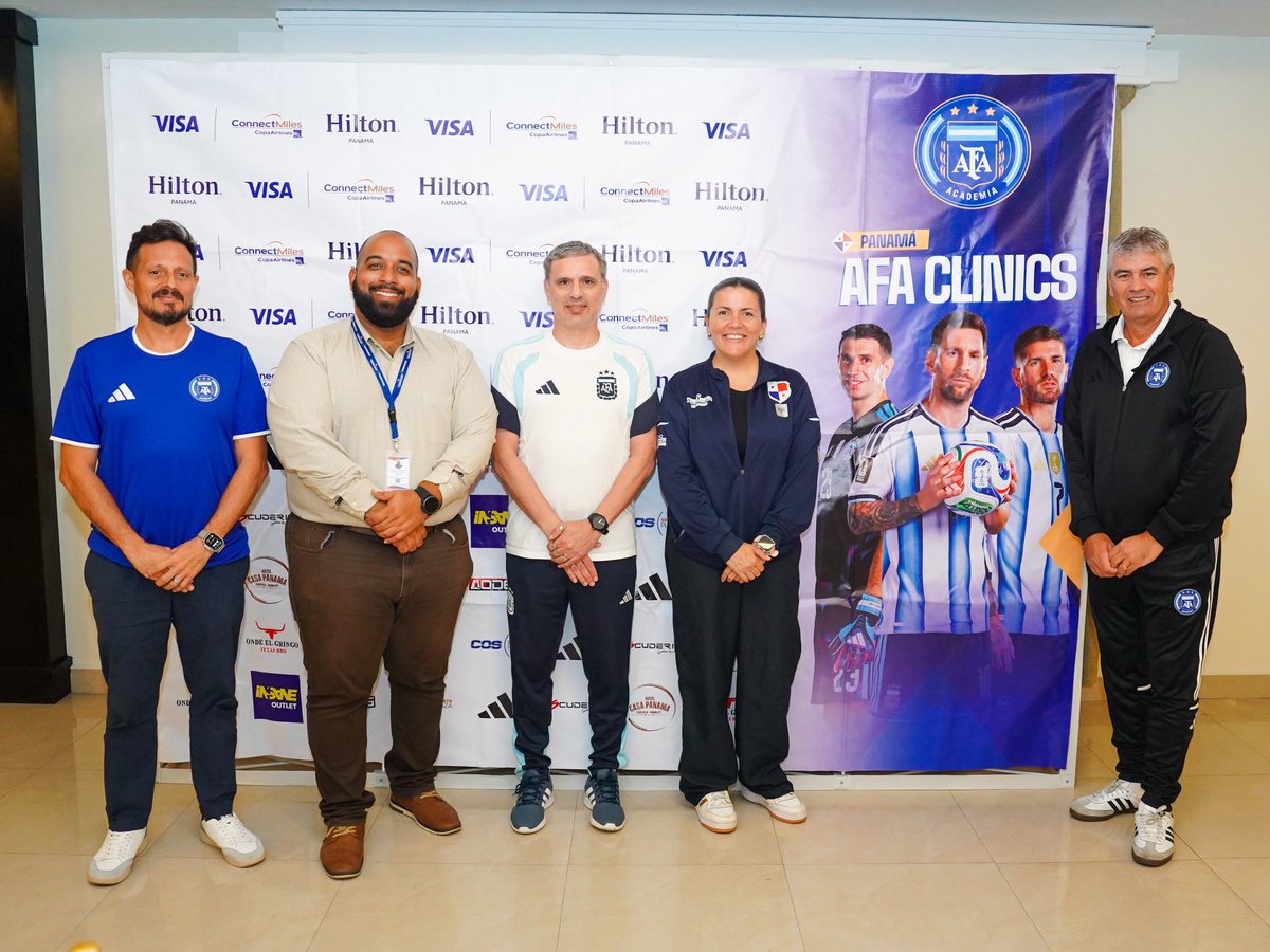 afa_inter's tweet photo. Continuamos llevando el fútbol argentino al mundo 🇦🇷🌎

Durante nuestra visita a Panamá, Gustavo Grossi, Director de AFA Internacional, encabezó dos conferencias de "Selección Argentina por el mundo: un idioma universal”, donde compartió la experiencia, la metodología y la visión del fútbol argentino.

📍 Universidad UMECIT · Ciudad de Panamá
📍 Hotel Gran David · Santiago de Veraguas

Dos encuentros de intercambio y aprendizaje para acercar el modelo de la Selección Argentina a nuevos públicos y profesionales del fútbol.

Una forma de entender, vivir y enseñar el fútbol.