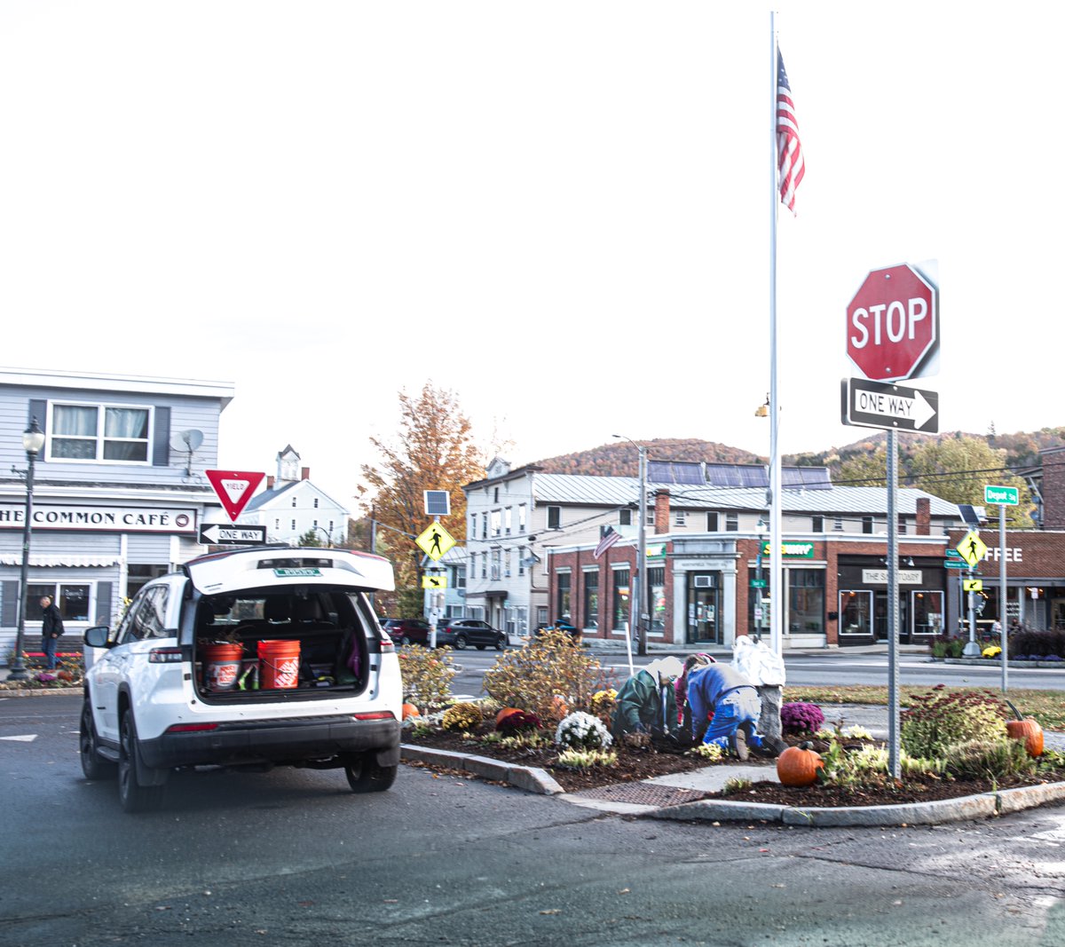 fotogosaurus's tweet photo. volunteer gardeners https://t.co/pibaZTVmB5 #VT #Vermont #NorthField #moment #NewEngland #Gardeners #Volunteers #VolunteerGardeners #community #TownSquare #DownTown #sprit #together #Flowers #Plantings  #October #Fall #Autumn #Canon https://t.co/8c1mhiQ4t6