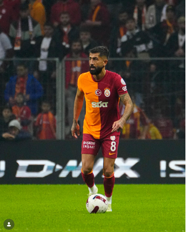 zab1453's tweet photo. Hakemler ve TFF üzerinde soruşturma yürütülürken Galatasaray'ın 4 yıl üst üste nasıl şampiyon olduğu sorusuna eski oyuncuları Kerem Demirbay büyük bir erdem göstererek 

"Düşündüklerimi söylesem çok büyük patlayacak her yer. Dışarıdan göründüğü gibi değil." dedi. Futboldaki GS yapılanmasını itiraf etti..