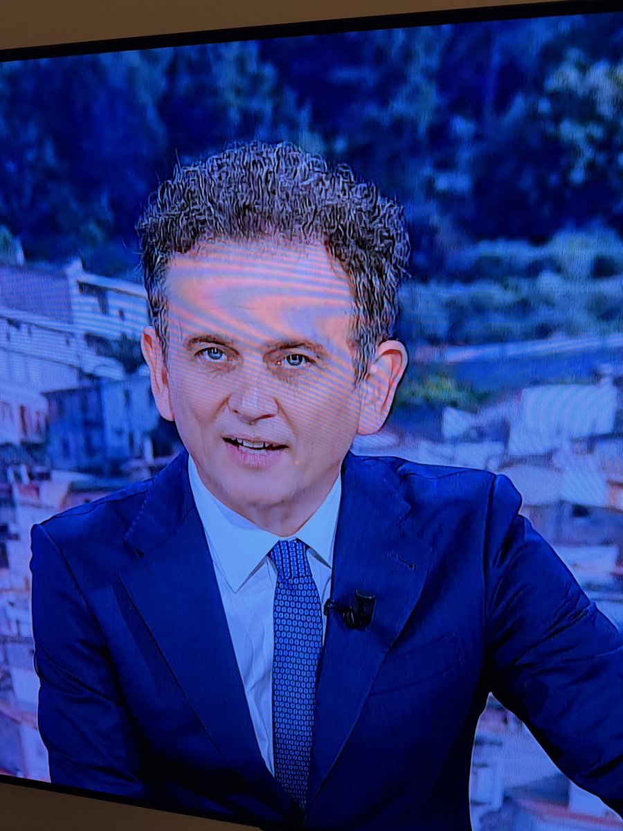 InfoTestata's tweet photo. Trovo terribile non adeguato assolutamente a condurre un tg , sempre con il ghigno e la risatina , insopportabile . https://t.co/lyLiyoRXNQ