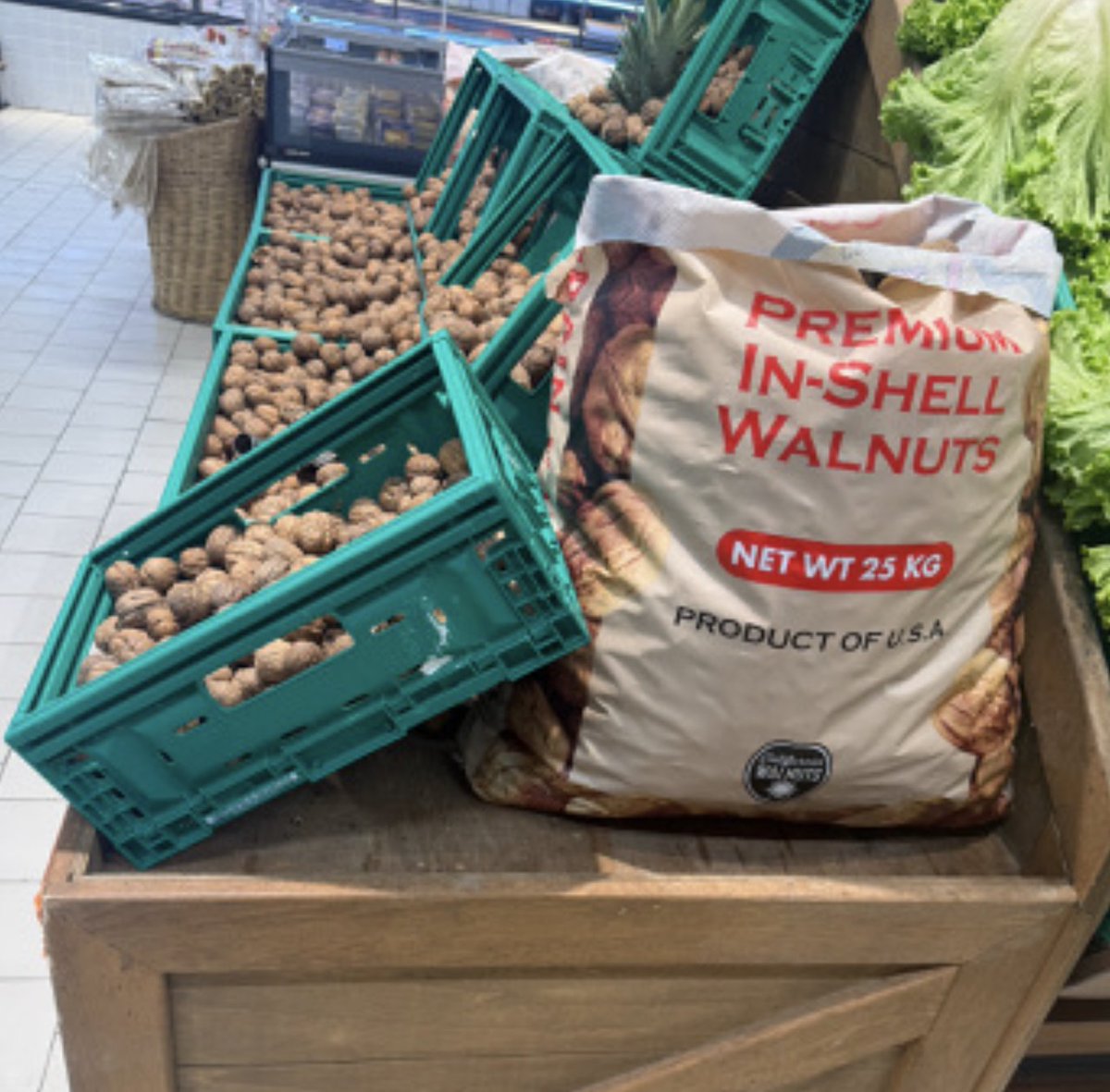 gidadedektifi's tweet photo. Bir de premium diyorlar!
Marketlerde Amerikan menşeli cevizler böyle sergilenmeye ve dökme şekilde satılmaya devam ederken, yerli cevizi artık mumla arıyoruz.
Bu ürünler organize olarak marketlerde çuvallarla satılıp, bu algıları bilerek yapıyorlar.
https://t.co/MmxsHZAD6f
@TCTarim 
@ticaret