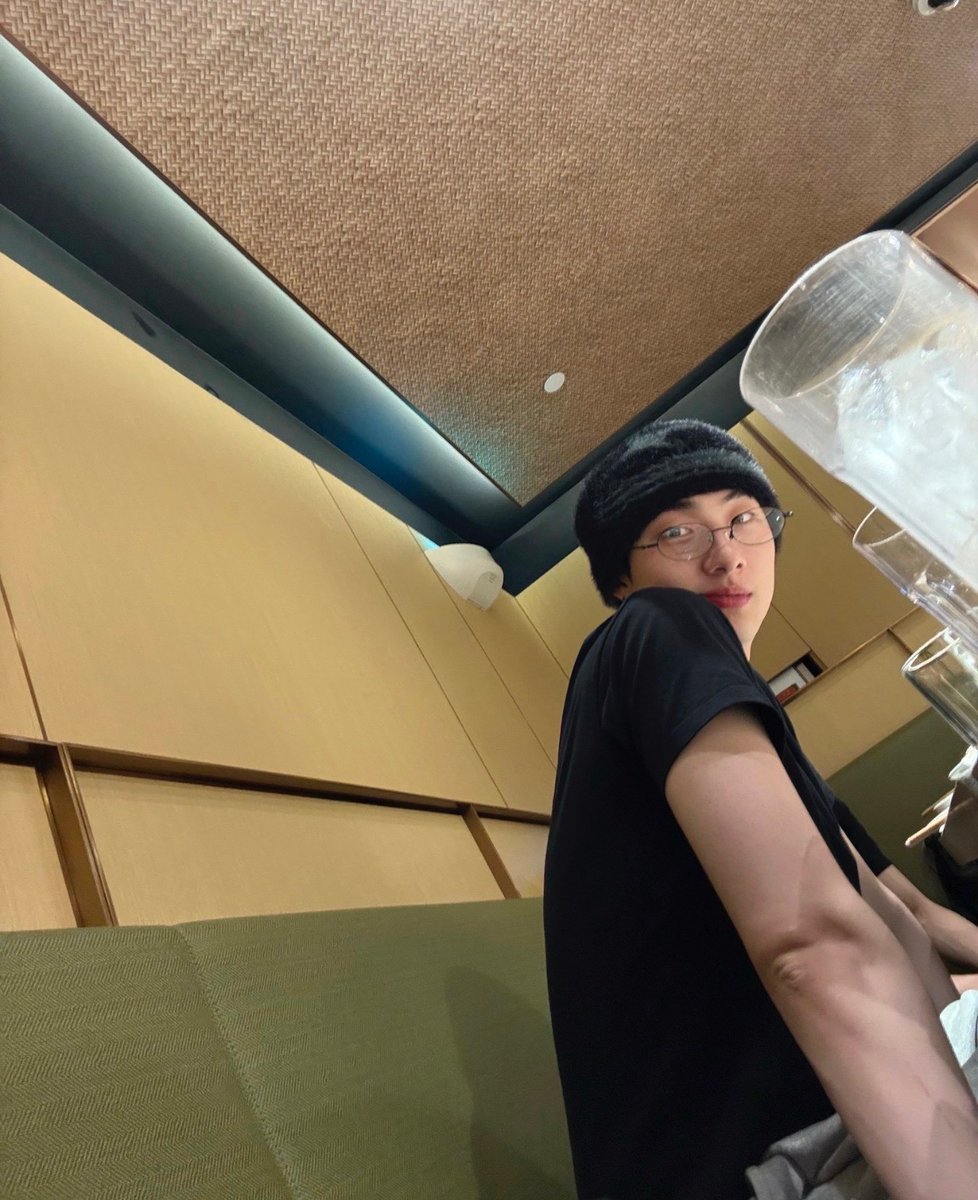 grljitak's tweet photo. the concept of keeho taking this photo i feel insane https://t.co/2l6hY1n9DS